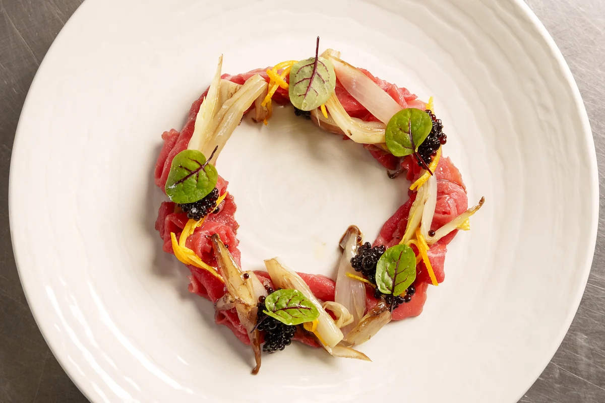 Antipasto di carne cruda a corona con verdure e caviale, Ristorante Nonna Pina