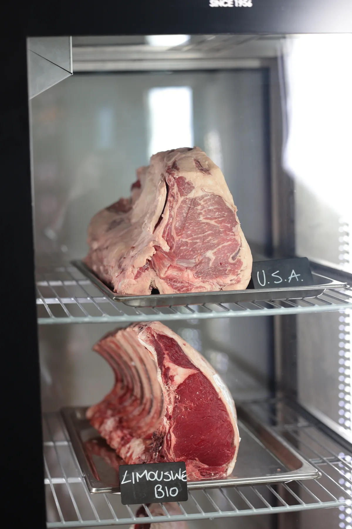 Costate di manzo in frollatura nella cella del Ristorante Nonna Pina