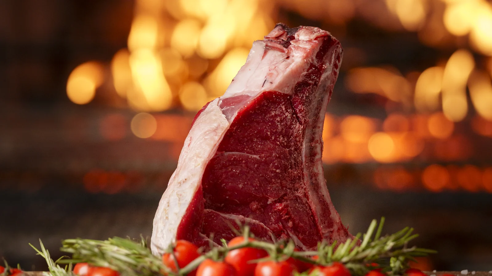 Fiorentina frollata davanti alla brace del caminetto del Ristorante Nonna Pina