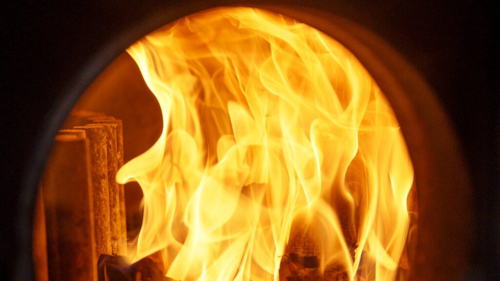 Il forno a legna della pizzeria Nonna Pina acceso, con la legna e la fiamma viva