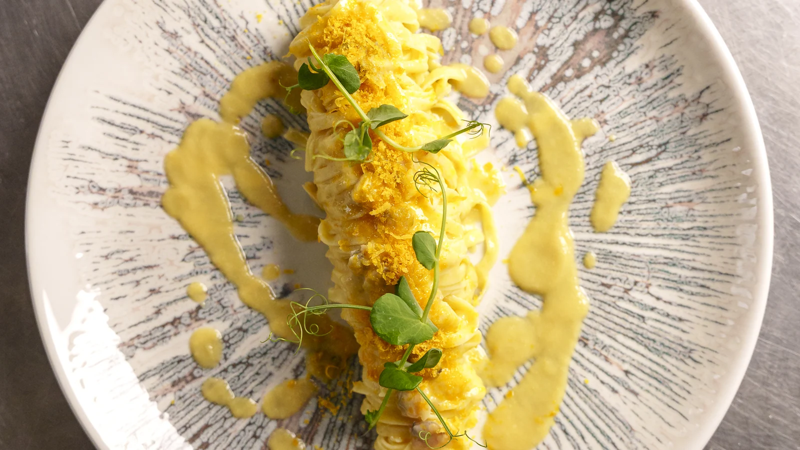 Tagliolini di pasta fresca fatta in casa con crema e bottarga, al Ristorante Nonna Pina