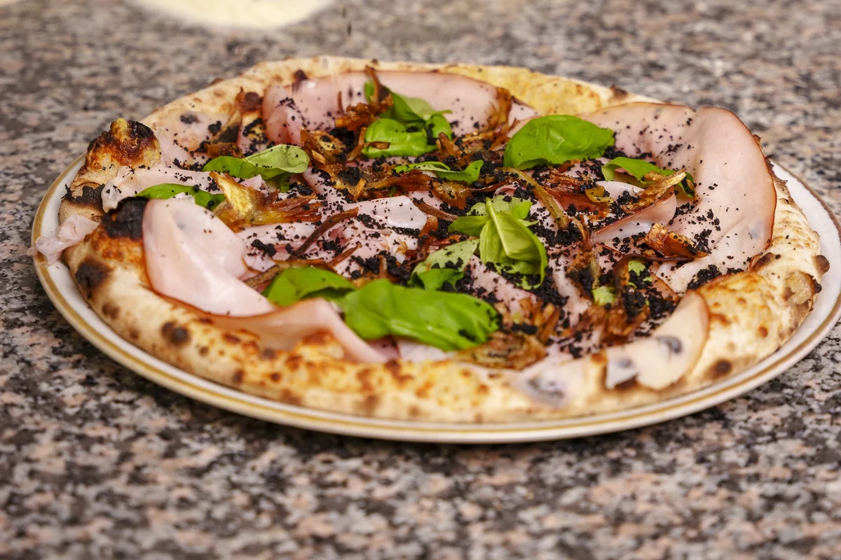Pizza a lievito madre con mortadella e basilico, appena sfornata