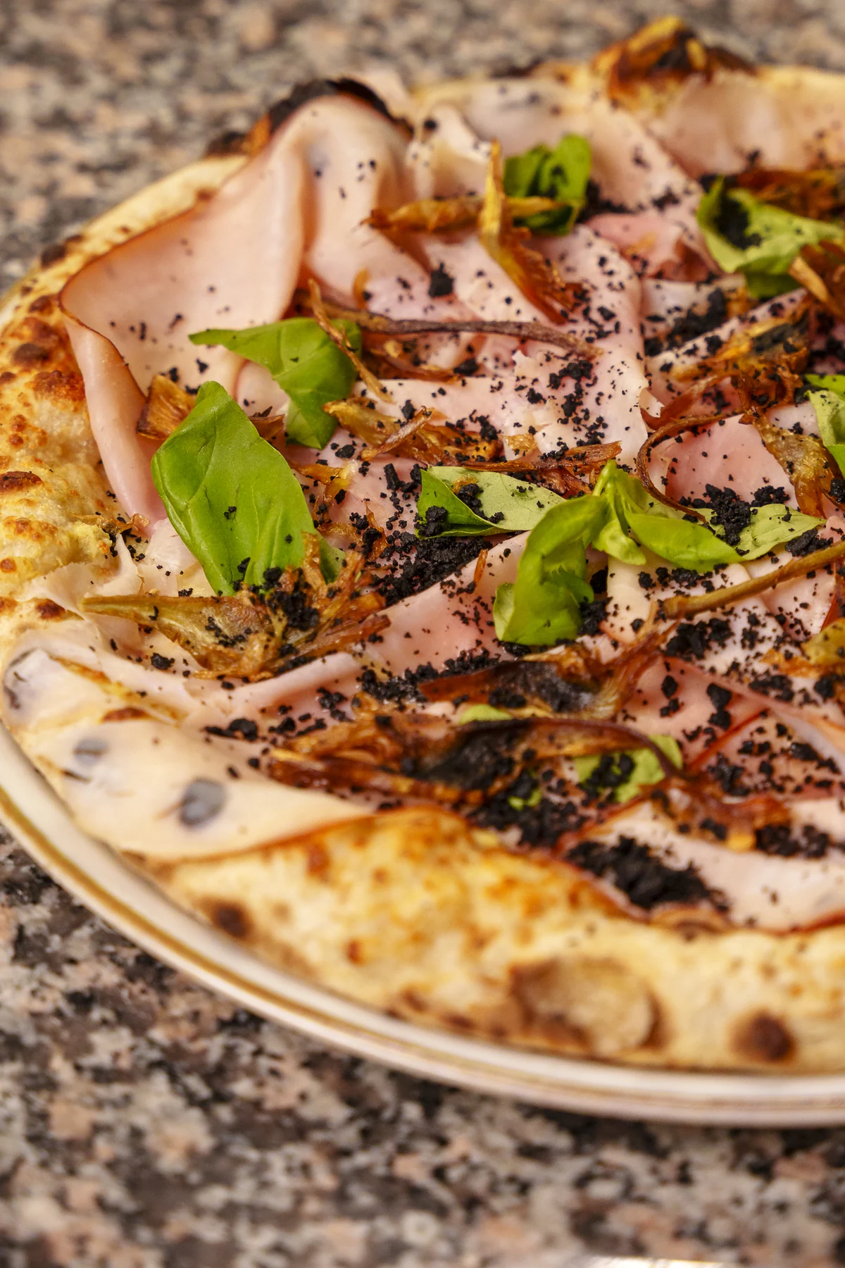 Pizza gourmet con mortadella, basilico e carciofi croccanti del Ristorante Nonna Pina