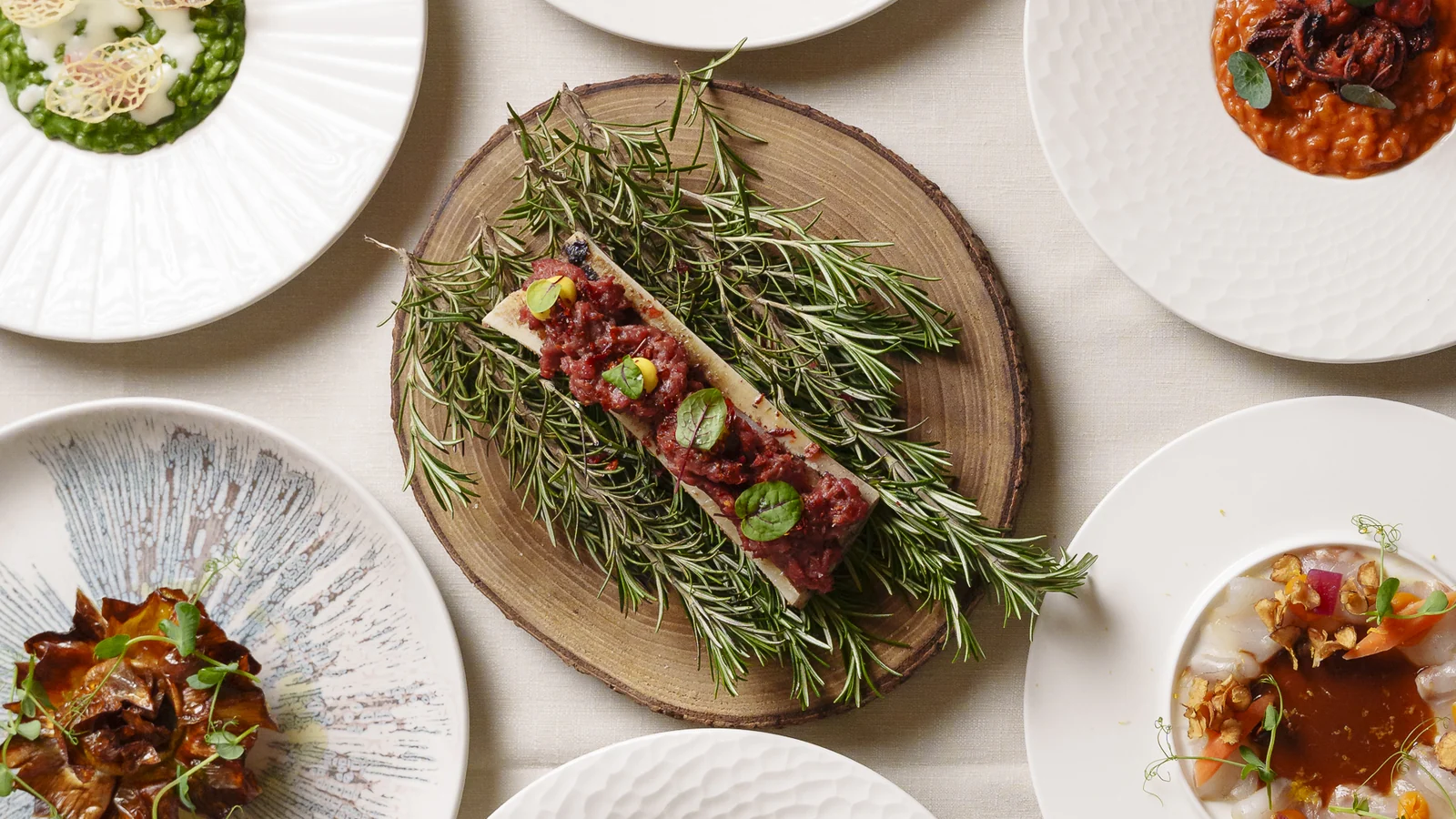 Portate condivise al centro del tavolo: tartare nell’osso, risotti e crudo, al Ristorante Nonna Pina