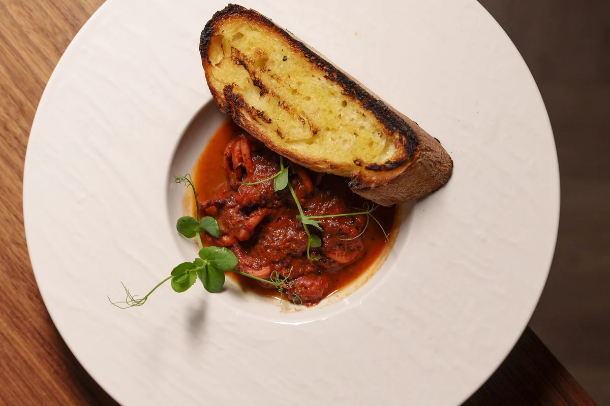 Secondo di carne in umido con crostone di pane fatto in casa, Ristorante Nonna Pina