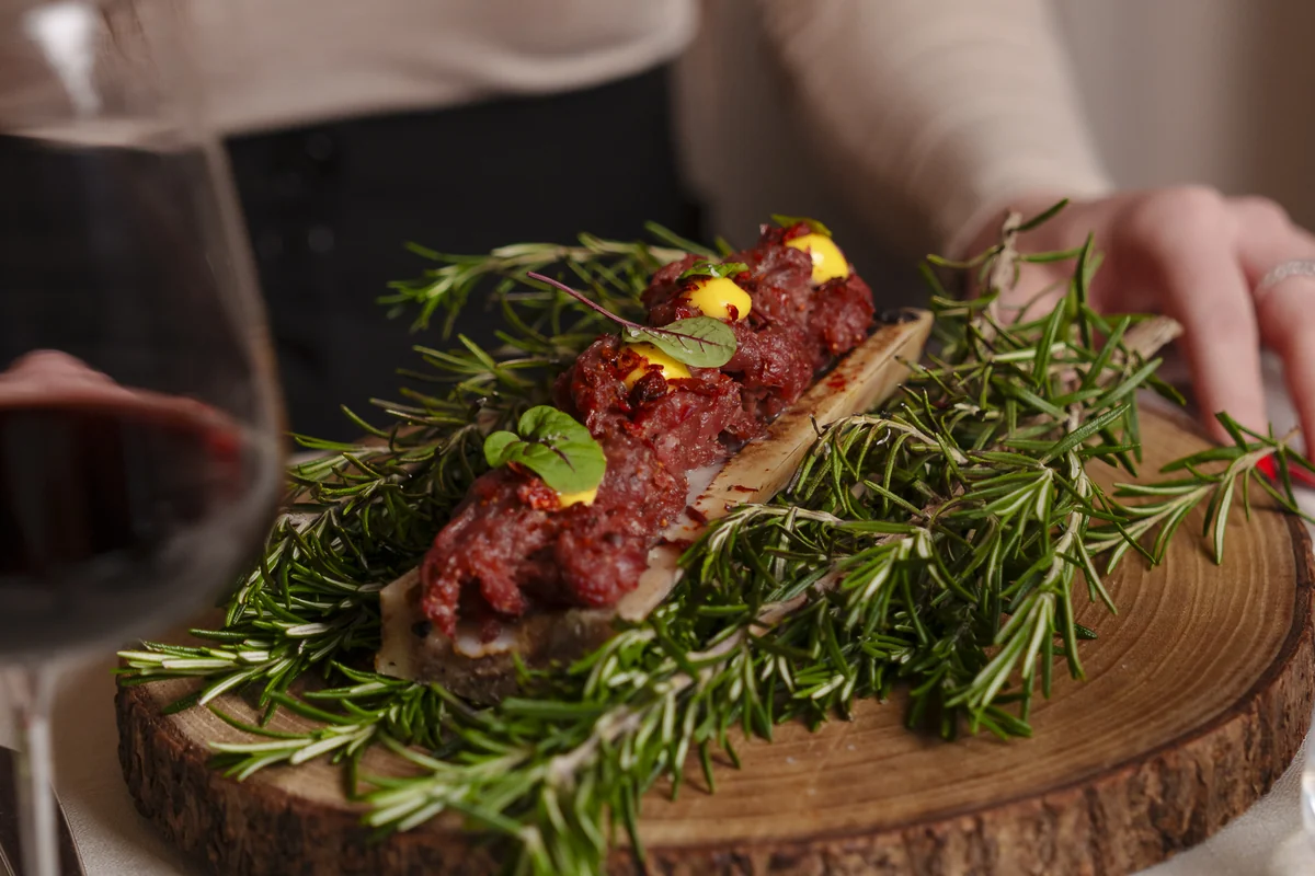 Tartare di manzo servita nell’osso su letto di rosmarino, Ristorante Nonna Pina